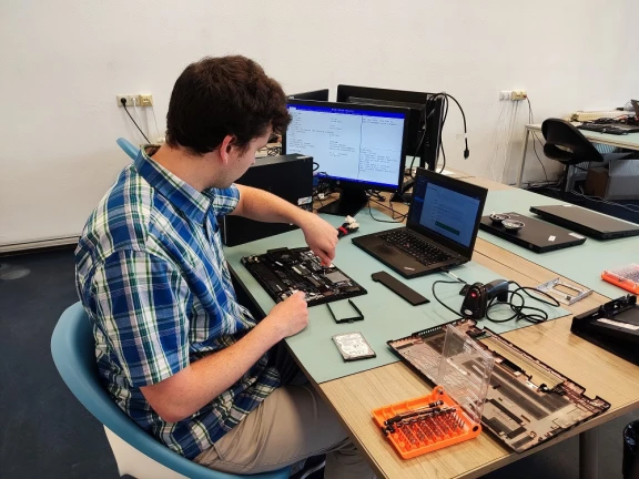 Afbeelding van de werkplek 'ICT Maatwerk - Hardware'.