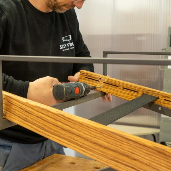 Afbeelding van de werkplek 'Sixty Fruits - Productie en restauratie designstoelen'.